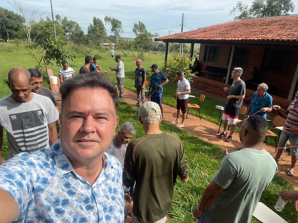 Equipe de pessoas em atividades terapêuticas